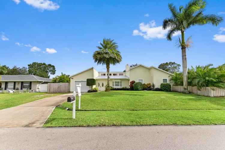 Single-family house For Sale in 258, Northeast Sagamore Terrace, Port Saint Lucie, Florida