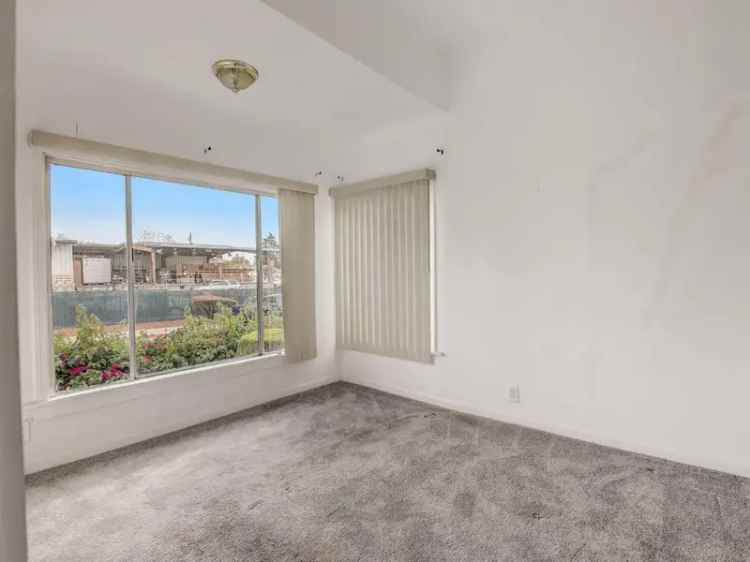 Single-family house For Sale in 1164, Ocean Avenue, Oakland, California