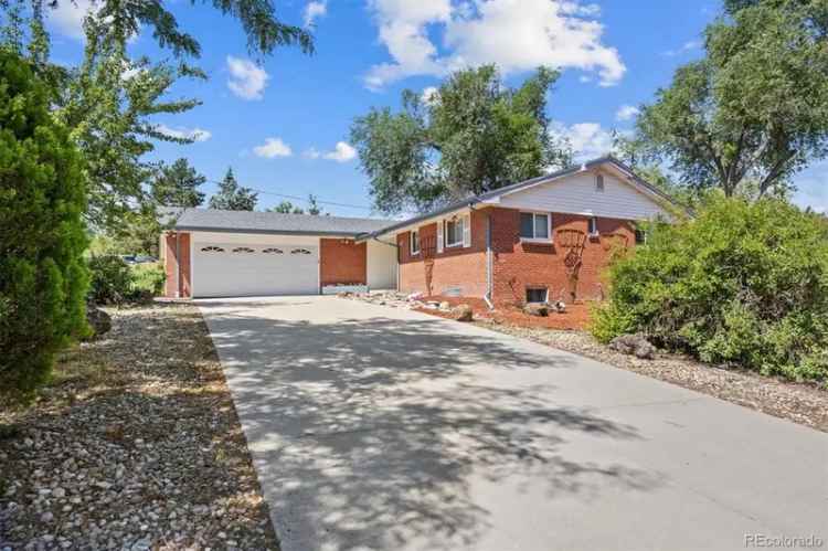 Single-family house For Sale in Lakewood, Colorado