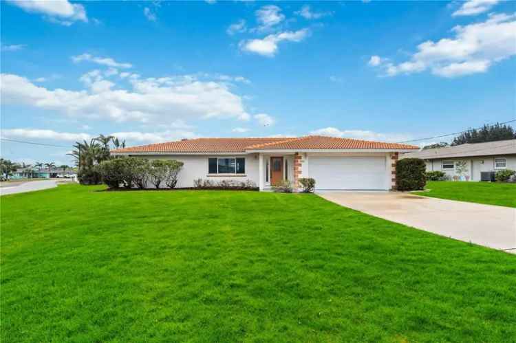 Single-family house For Sale in 1928, Greenlawn Drive, Englewood, Florida