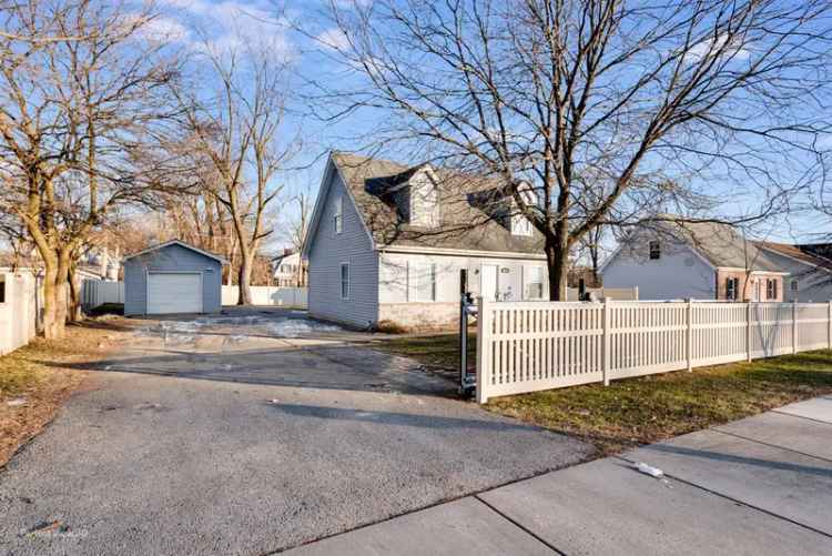 Single-family house For Sale in 1016, Magnolia Avenue, Joliet, Illinois