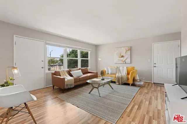 Condo For Sale in 3321, West 77th Street, Los Angeles, California