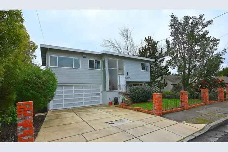 Single-family house For Sale in 5055, Ray Avenue, Castro Valley, California