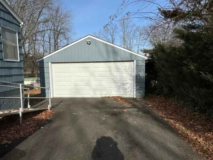 Single-family house For Sale in 112, Bird Lane, Milford, Connecticut