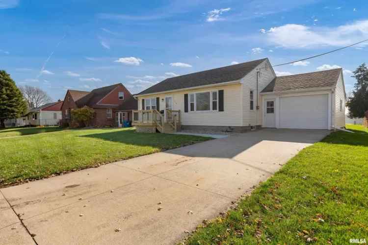 Single-family house For Sale in 715, 2nd Street, DeWitt, Iowa