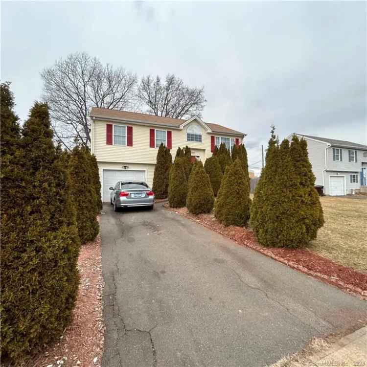 Single-family house For Sale in 9, Village Green Drive, New Britain, Connecticut