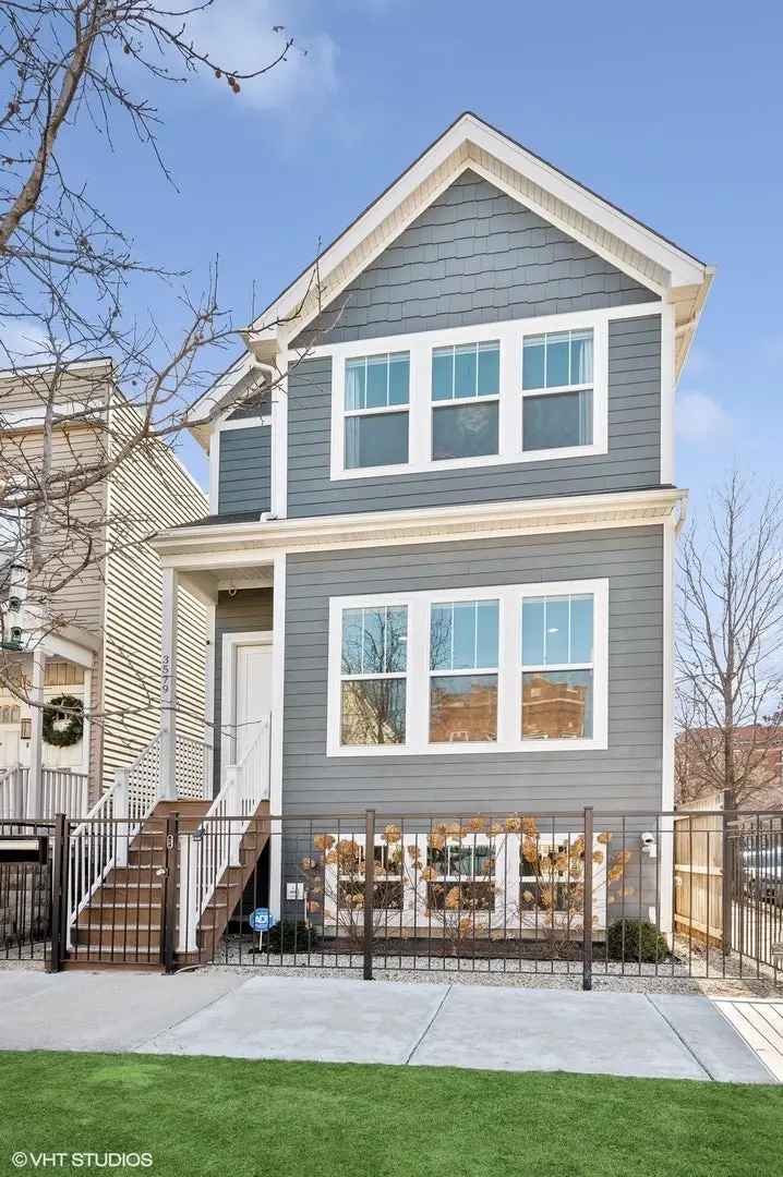 Single-family house For Sale in 3579, West Dickens Avenue, Chicago, Illinois