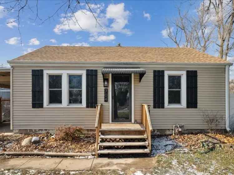 Single-family house For Sale in 704, 8th Avenue, Coralville, Iowa