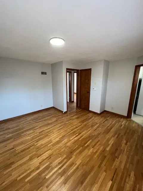 Lincoln Duplex 2 Beds 1.5 Baths Hardwood Floors Pet Friendly