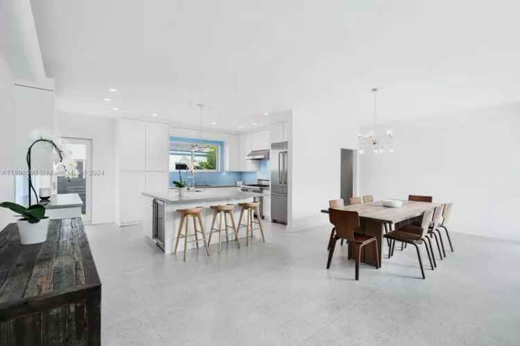 Single-family house For Sale in 4431, Nautilus Drive, Miami Beach, Florida