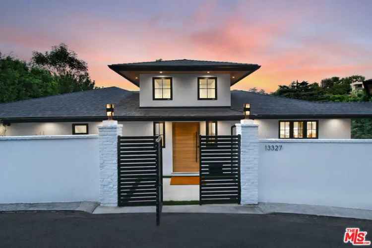 Single-family house For Sale in 13327, Cheltenham Drive, Los Angeles, California