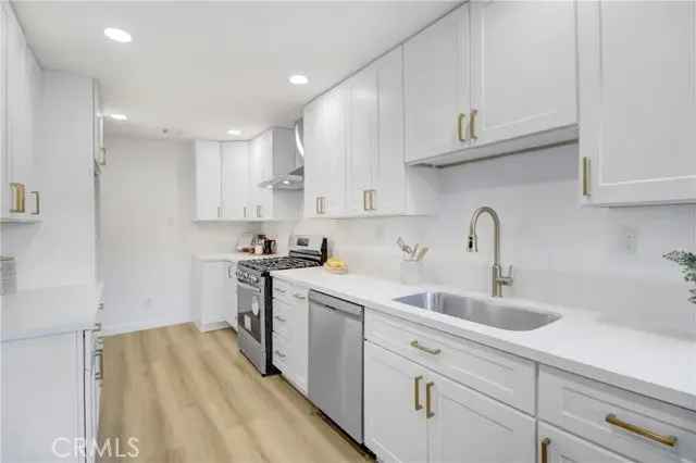 Single-family house For Sale in 5833, Etiwanda Avenue, Los Angeles, California