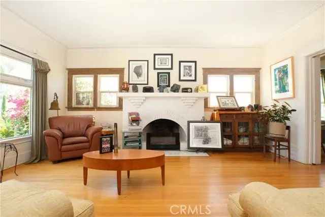 Single-family house For Sale in 2301, 9th Avenue, Los Angeles, California