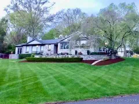 Single-family house For Sale in 32, Windsor Road East, North Haven, Connecticut