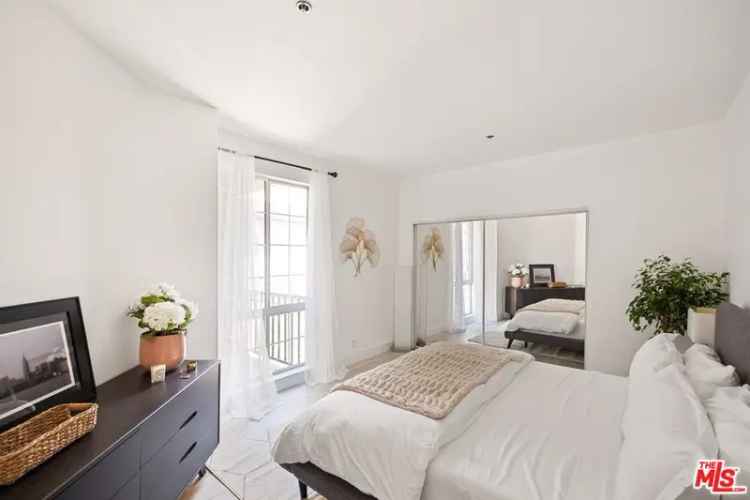 Condo For Sale in 585, North Rossmore Avenue, Los Angeles, California