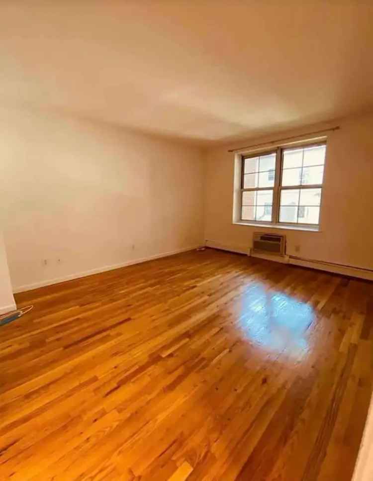 Massive 3 Bed 2 Bath Apt with Private Terrace - Feb 1