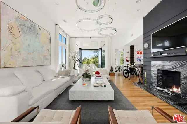 Single-family house For Sale in 9314, Lloydcrest Drive, Beverly Hills, California