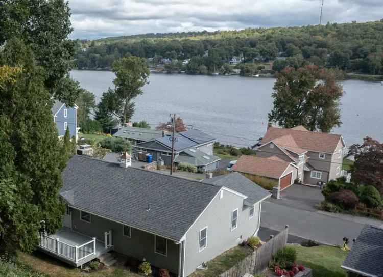 Single-family house For Sale in 75, North Lake Shore Drive, Brookfield, Connecticut