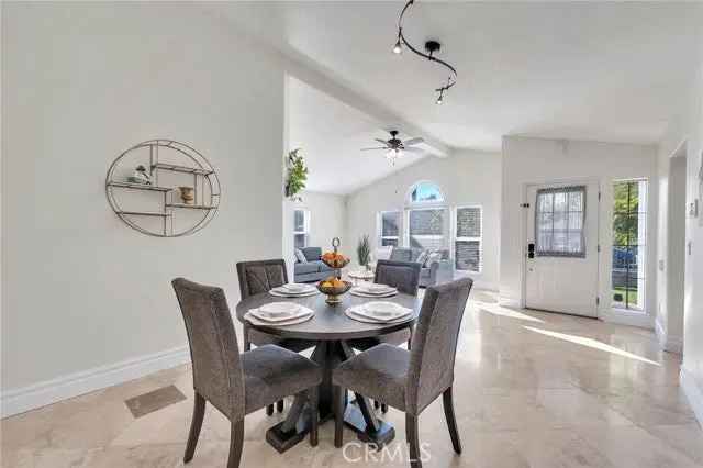 Single-family house For Sale in 10520, Amestoy Avenue, Los Angeles, California