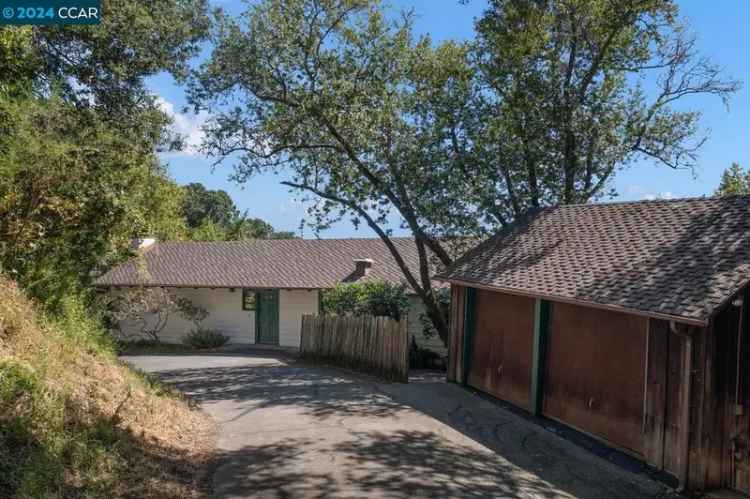 Single-family house For Sale in Orinda, California