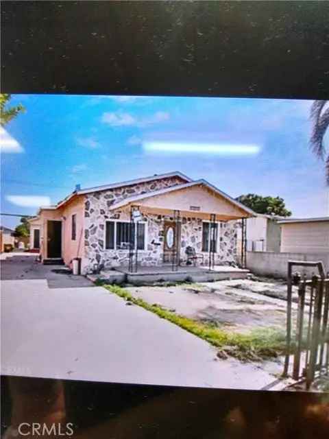 Multi-family house For Sale in 1616, East 87th Street, Firestone Park, California