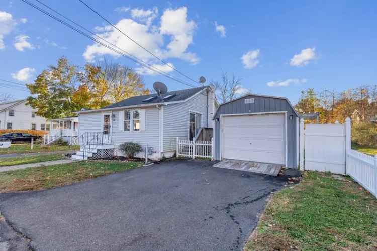 Single-family house For Sale in 88, George Street, East Haven, Connecticut