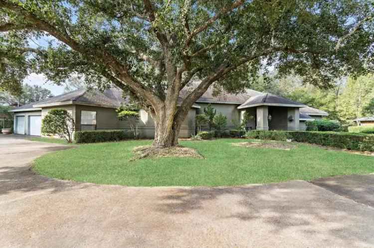 Single-family house For Sale in 100, Bayou Drive, Dayton Lakes, Texas