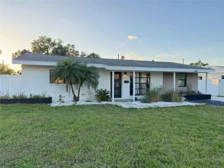 Single-family house For Sale in 4600, Carson Street Northeast, Saint Petersburg, Florida