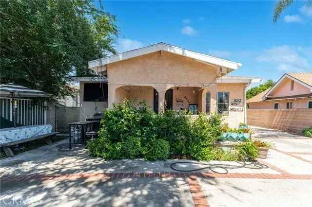 Multi-family house For Sale in 14253, Vanowen Street, Los Angeles, California