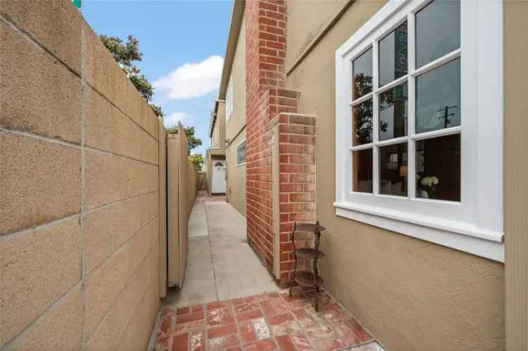 Single-family house For Sale in 205, 40th Street, Newport Beach, California