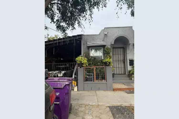 Single-family house For Sale in Long Beach, California