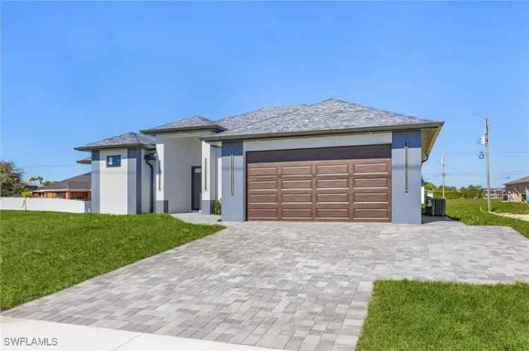 Single-family house For Sale in 1817, Kismet Parkway West, Cape Coral, Florida