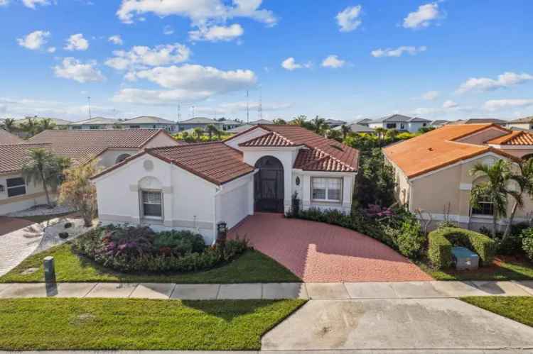 Single-family house For Sale in Boca West, Florida