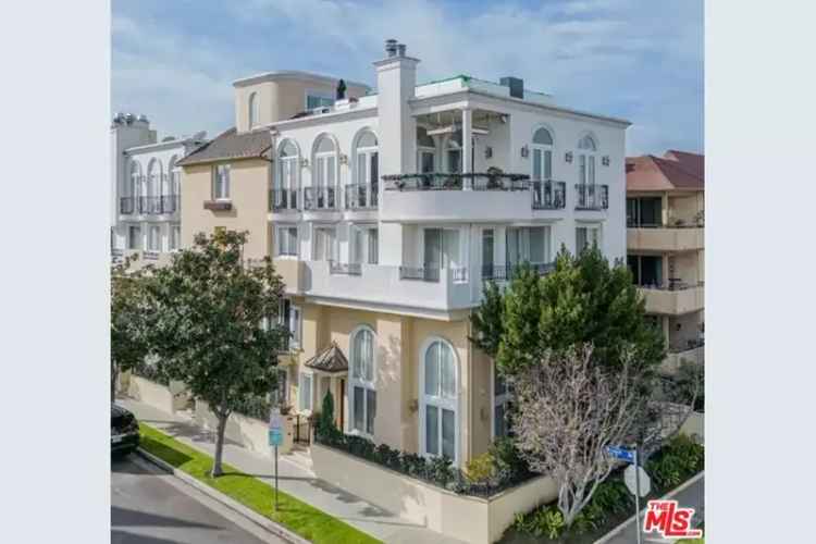 Condo For Sale in 10935, Missouri Avenue, Los Angeles, California