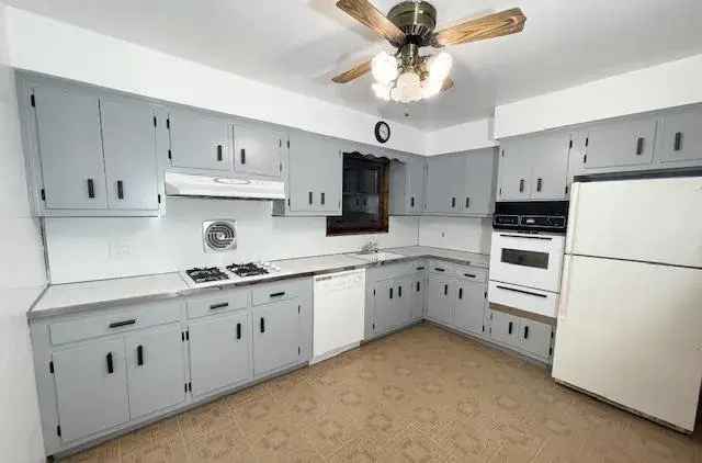 3 Bedroom 2 Bath Downtown Apartment Near Light Rail