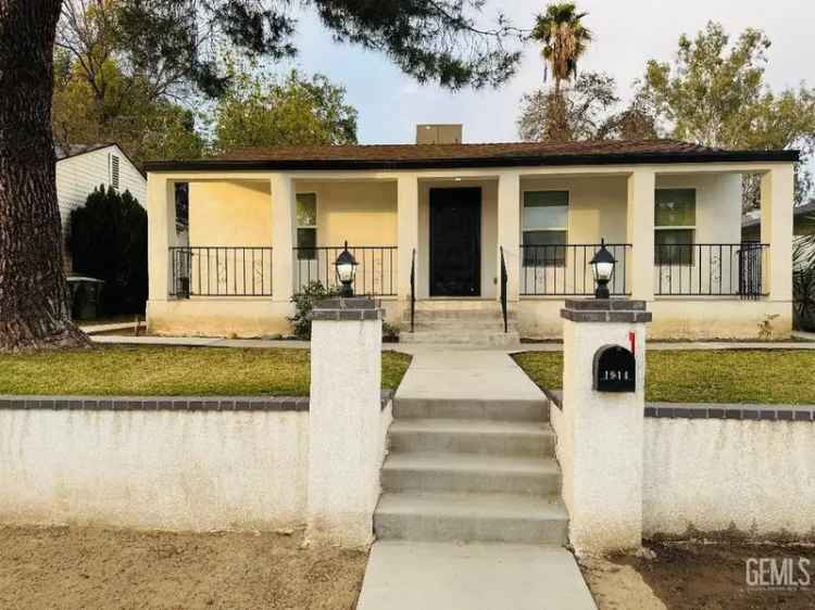 Single-family house For Sale in 1914, Bank Street, Bakersfield, California