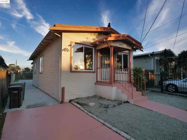 Single-family house For Sale in 2031, 81st Avenue, Oakland, California