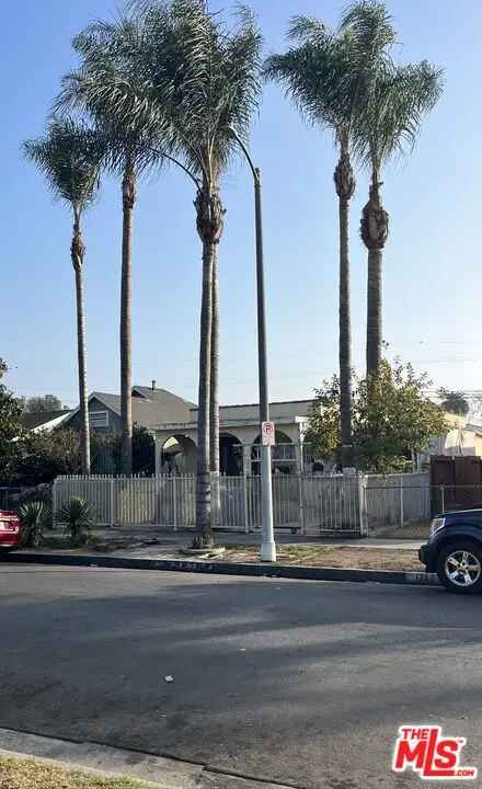 Multi-family house For Sale in 1722, West 59th Place, Los Angeles, California