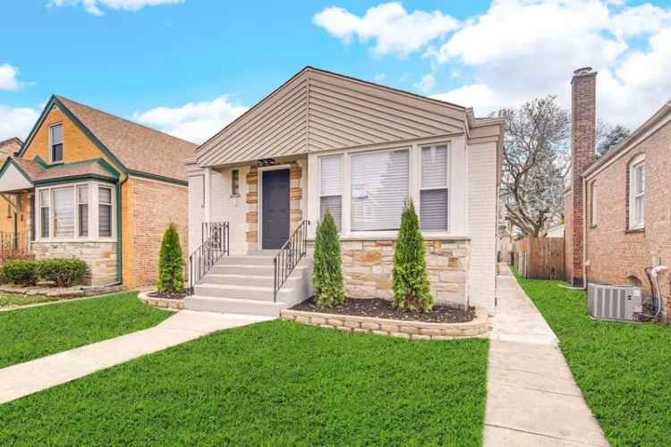 Single-family house For Sale in 3245, West 83rd Place, Chicago, Illinois