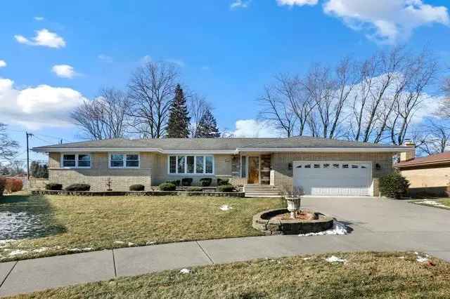 Single-family house For Sale in 16660, Langley Avenue, South Holland, Illinois