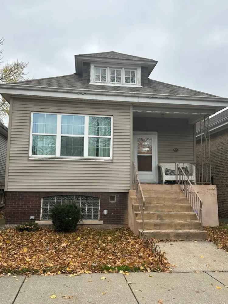 Single-family house For Sale in 8442, South Essex Avenue, Chicago, Illinois