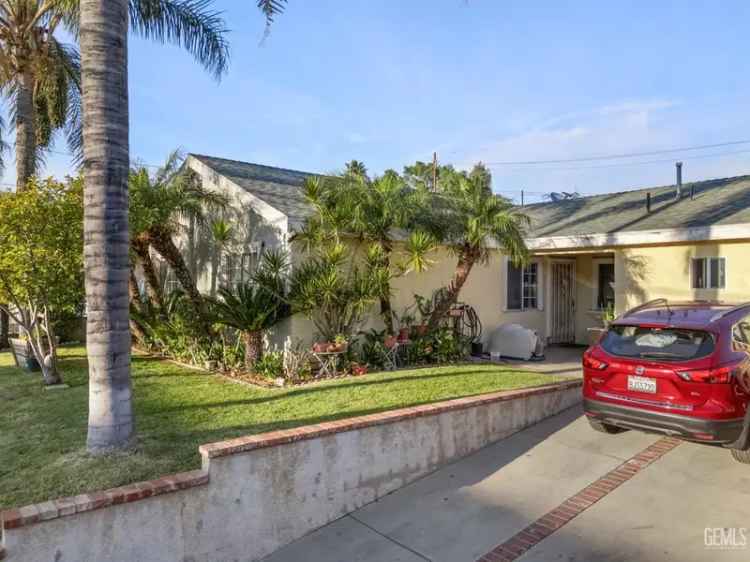 Single-family house For Sale in 11044, Borden Avenue, Los Angeles, California