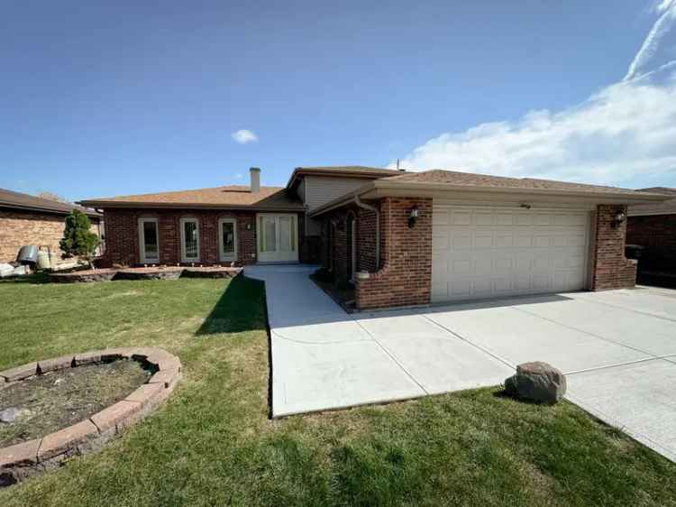 Single-family house For Sale in 19239, Grant Street, Lansing, Illinois