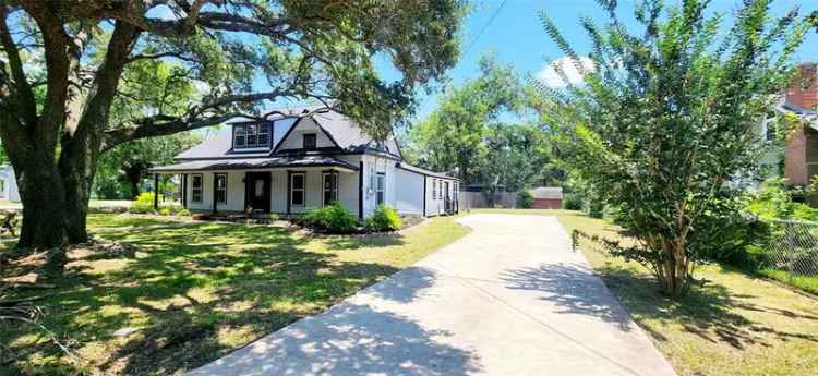 Single-family house For Sale in Angleton, Texas