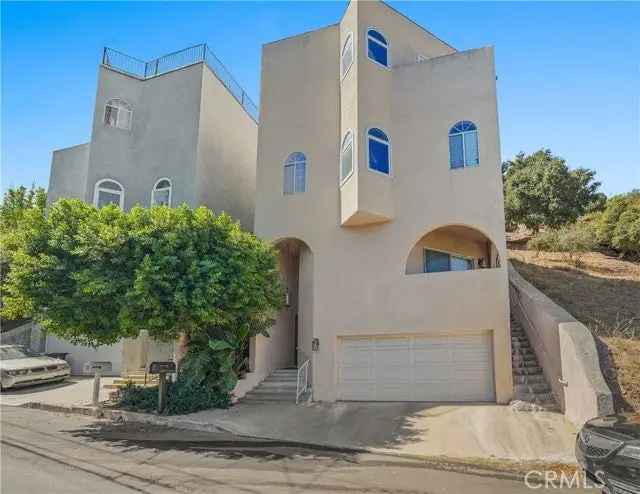 Single-family house For Sale in 9765, Samoa Avenue, Los Angeles, California