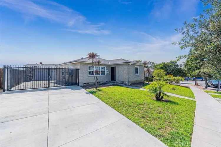 Single-family house For Sale in Long Beach, California