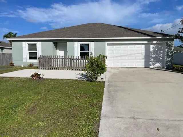 Single-family house For Sale in 284, Southwest Tulip Boulevard, Port Saint Lucie, Florida