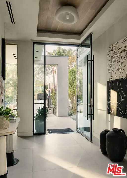 Single-family house For Sale in 138, South Kilkea Drive, Los Angeles, California