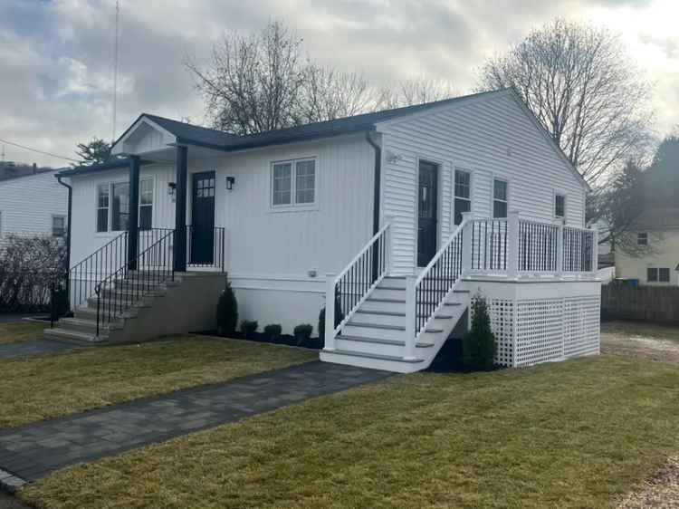 Single-family house For Sale in 52, Cleone Drive, Waterbury, Connecticut