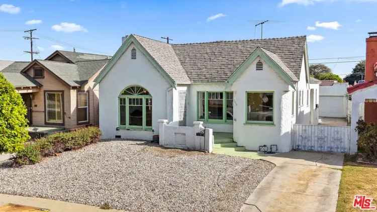 Single-family house For Sale in 7810, South Hobart Boulevard, Los Angeles, California